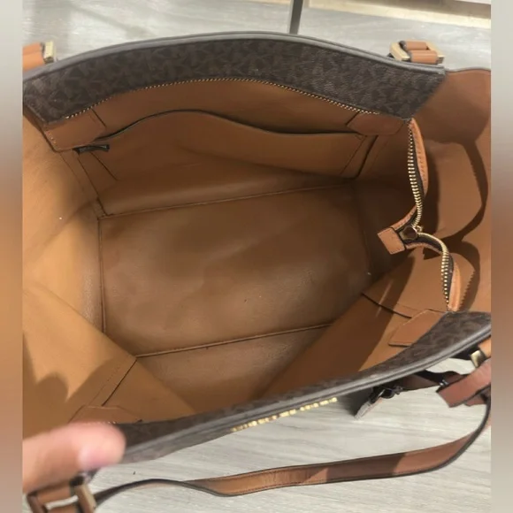 Michael Kors Elegant Brown and Tan Tote - Picture 4 of 11